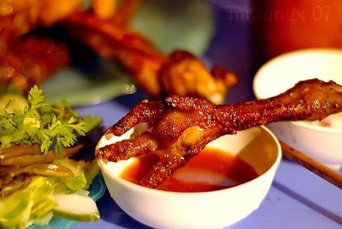 CNN - 10 m&oacute;n ăn vỉa h&egrave; H&agrave; Nội được y&ecirc;u th&iacute;ch nhất 